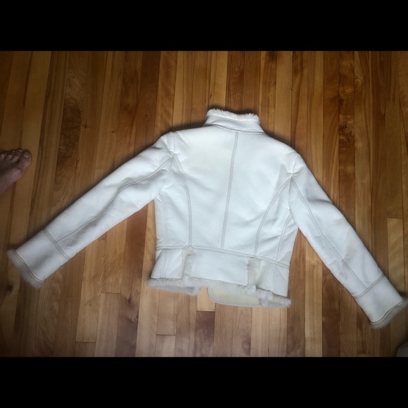 Perfect for jeans or other pans. Chic Jacket, Faux Fur, White, Size 0-2. - Picture 3 of 8